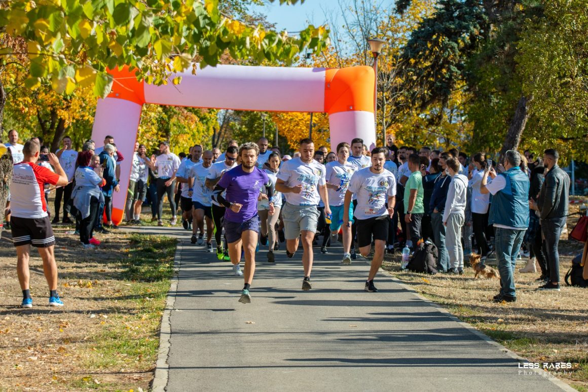 Crosul “Fapte bune pentru autism” a fost deviza sub care, peste 400 de oradeni de toate vârstele, sportivi amatori sau de performanta, s-au aliniat la startul competitiei sâmbătă, 23 octombrie, în Parcul Brătianu. Fiecare participant a achitat o taxa de inscriere care ulterior a fost donată Centrului de Zi SOS Autism Bihor. Crosul “Fapte bune pentru autism” a fost deviza sub care, peste 400 de oradeni de toate vârstele, sportivi amatori sau de performanta, s-au aliniat la startul competitiei sâmbătă, 23 octombrie, în Parcul Brătianu. Fiecare participant a achitat o taxa de inscriere care ulterior a fost donată Centrului de Zi SOS Autism Bihor.