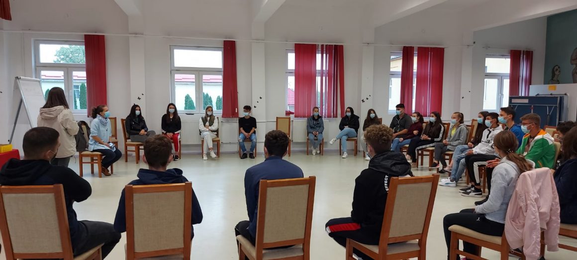 prima întâlnire din proiectul TinLider organizat de Direcția Județeană pentru Sport și Tineret Bihor.