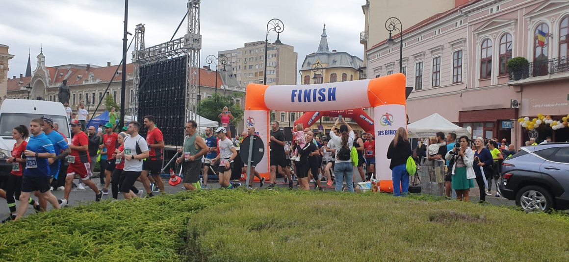 Peste 500 de alergători s- au aliniat la startul celei de-a 11-a ediţii a crosului Oradea City Running Day. Peste 500 de alergători s- au aliniat la startul celei de-a 11-a ediţii a crosului Oradea City Running Day.