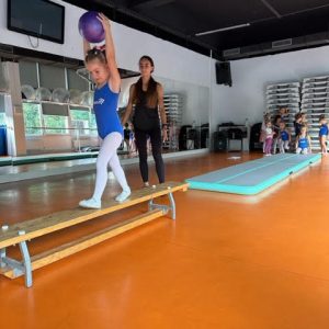 cursuri de balet si gimnastica precum si concursuri de power lifting, impins la piept